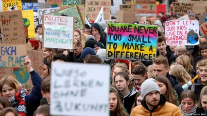 Adolescente sueca lidera protesto global contra mudanças climáticas