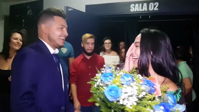 Cascavelense surpreende namorada ao pedi-la em casamento no cinema
