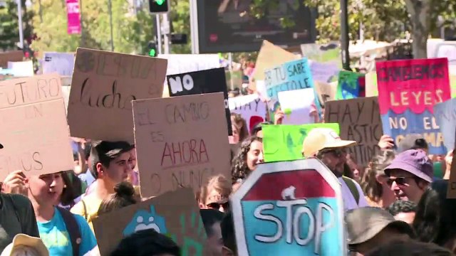 Jóvenes latinoamericanos marchan contra el cambio climático