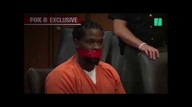 Ce juge fait bâillonner un accusé en plein procès après lui avoir dit de la fermer