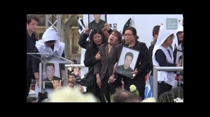 Скачать видео: L'extrême émotion des proches de Shaoyo Liu rassemblés place de la République