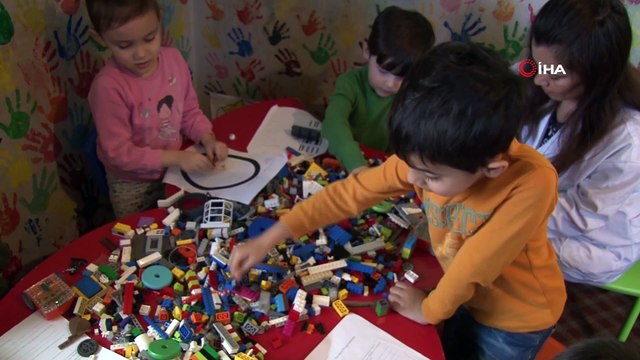 Minikler hayallerindeki robotu tasarlıyor...Mutluluk robotu ve ilahiyle dönen mevlana robot en çok dikkat çeken tasarımlar