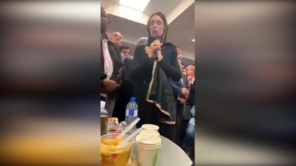 Yeni Zelanda Başbakanı, kurbanların aileleriyle görüşürken başörtüsü taktı