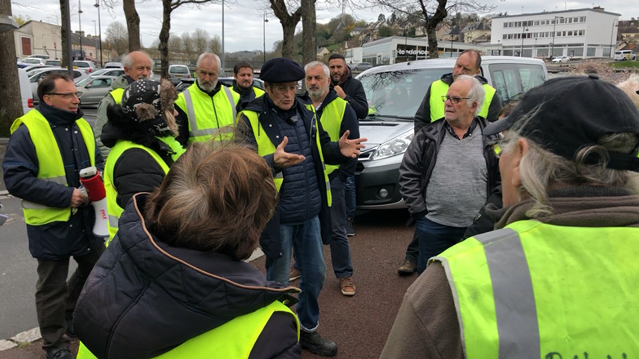 Les Gilets jaunes de Saint-Lô partent au marché de Périers