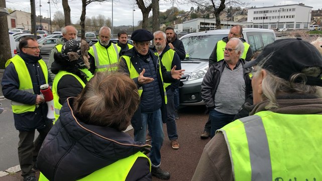 Les Gilets jaunes de Saint-Lô partent au marché de Périers