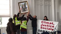 Les militants écologistes d’ANV cop 21 décrochent le portrait d’Emmanuel Macron