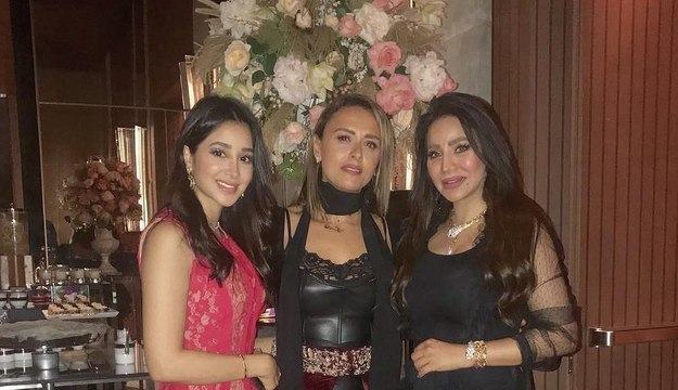 قصر قامة أسيل عمران يضعها في مأزق بحفل ابنة لجين والضحك يسود الموقف