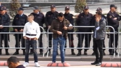 Report TV - Të rinjtë e PD-së me shirita të bardhë para kordonit të policisë