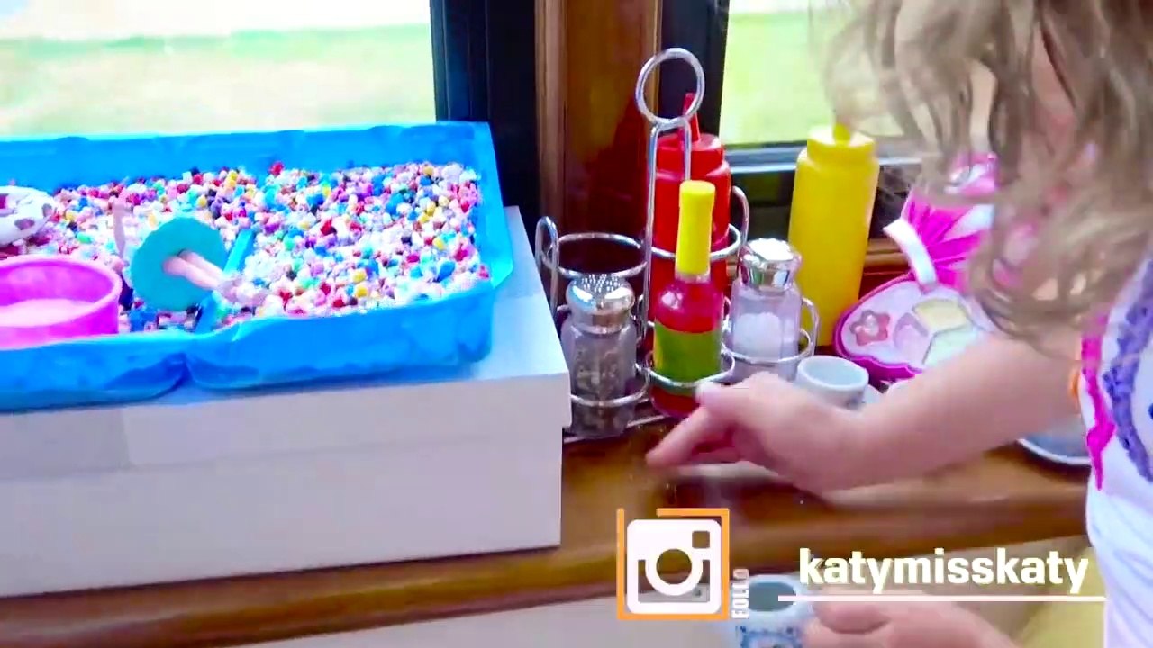 Катя как мама для кукол