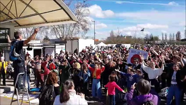 Marche pour le climat à Bourg: le clapping devant le marché couvert