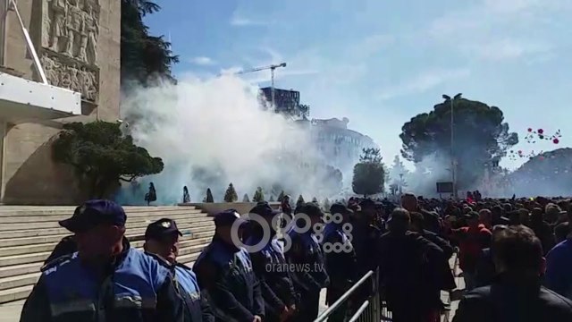 Ora News - LIVE/ Protestuesit tymuese dhe shishe me bojë drejt kryeministrisë: Rama ik!