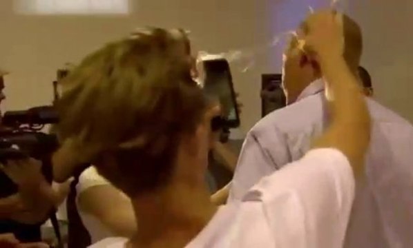 Skandal Sözleri Söyleyen Sağcı Senatöre Yumurtalı Saldırı