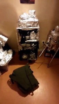 Avec 200 mètres de papier aluminium, elle emballe la chambre entière de son frère