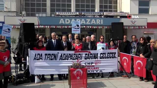 7 Yıl Sonra Yeniden Adapazarı Garı'na Gelen Ada Treni Bayraklarla Karşılandı