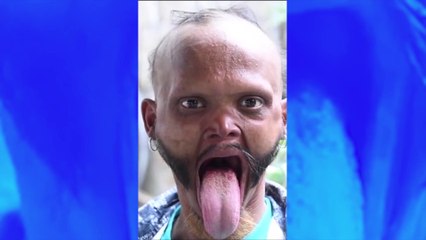Insolite : Cet homme touche son front avec sa langue !