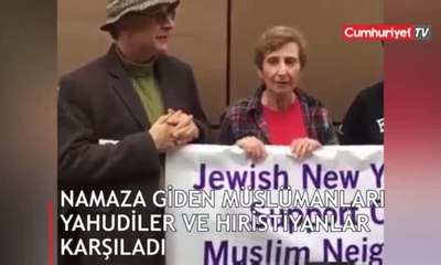 Namaza giden Müslümanları, Yahudiler ve Hıristiyanlar karşıladı