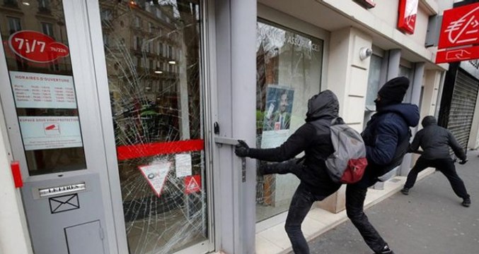 Son Dakika! Paris'te Yine Sokaklar Karıştı! Sarı Yelekliler Mağazaları Yağmalayıp Ateşe Verdi