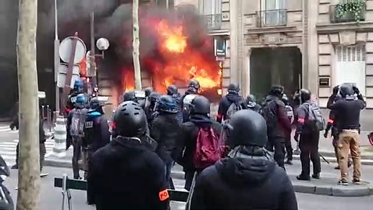 "Ils sont en train de mettre le feu à la banque" : une femme et son bébé sauvés des flammes au cours de la manifestation des "gilets jaunes" à Paris