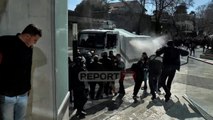 Report TV - Bllokuan policinë në pedonale, turma shpërndahet nga makinat ujë-hedhëse