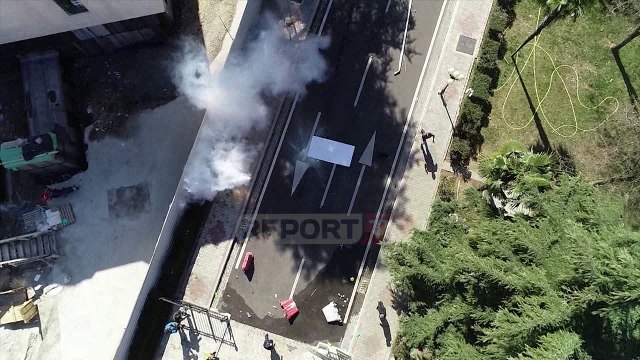 Momenti kur u hodh gazi lotsjellës, ja si u shpërnda turma (Pamjet nga lart)