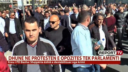 Report TV -I përjashtoi vajzën, Basha me protestuesit para memorialit: Azem, Azem ti je gjallë...