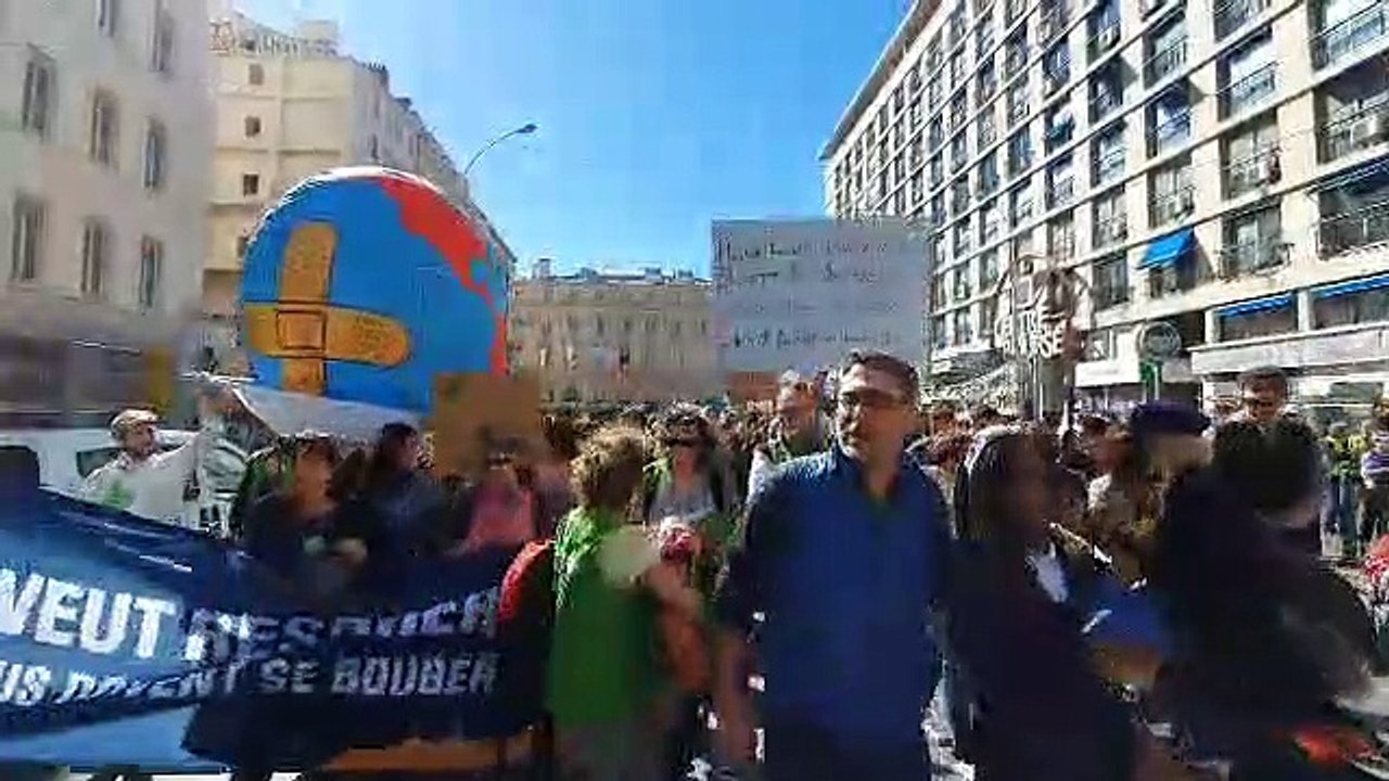Manifestations à Marseille : les manifestants remontent la Canebière, le Centre Bourse et les commerces fermés
