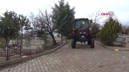 Kırıkkale Babaannesinin Vasiyeti Üzerine Mezarına Yeni Aldığı Traktörle Gitti