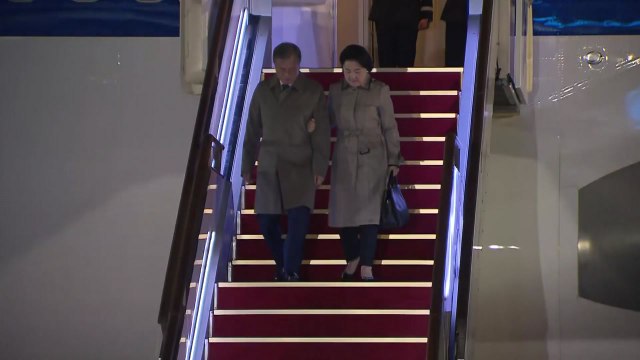 문 대통령, 동남아 3개국 순방 마치고 귀국 / YTN