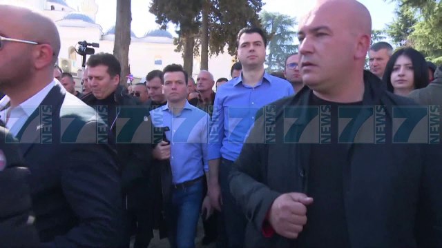 DHUNE E EKZAGJERUAR NE PROTESTE, POLICIA HEDH GAZ LOTSJELLES - News, Lajme - Kanali 7