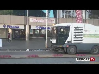 Report TV -Pllaka dhe kangjella të shkulura, ja çfarë la pas protesta