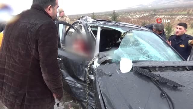 Lüks Otomobilde Can Pazarı...kaza Yaptıkları Araçtan Kurtarılmayı Böyle Bekledi