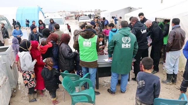 Futbolcu Jacques Faty Suriye'deki kampları ziyaret etti - AZEZ