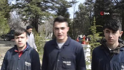 Şehit Mezarları İçin Bayrak Direği İmal Ettiler