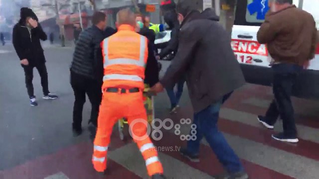 Ora News - Policia e papërgatitur për marshimin tek Parlamenti, shpërndan turmën me gaz lotsjellës