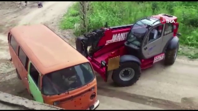 Binanın 2. Katında Bu Minibüsü Görenler Dönüp Bir Daha Bakıyor