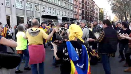 Los manifestantes separatistas bailan una sardana en pleno centro de Madrid.