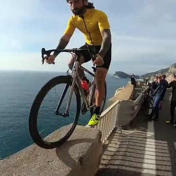 Ce qu'il va faire avec son vélo est dingue... et très risqué