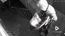 Un voleur se prend la gamelle de sa vie en tentant de braquer la caméra de surveillance