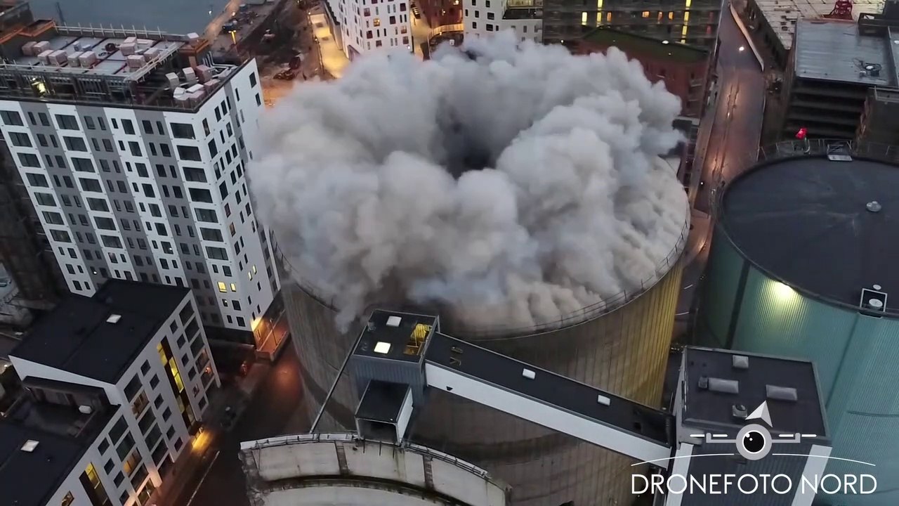 L'impressionnante démolition du toit d'un silo de stockage en pleine ville