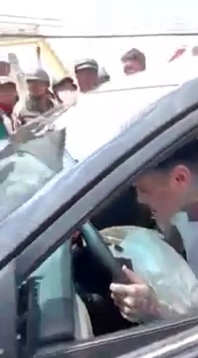 Ce conducteur complètement drogué continue de faire la fête alors qu'il vient de rentrer dans une autre voiture