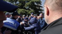 Tirana: violente proteste davanti al Parlamento
