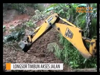 Longsor Menimbun Akses Jalan