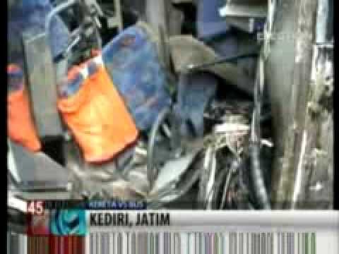 Kereta Tabrak Bus, Tujuh Penumpang Tewas