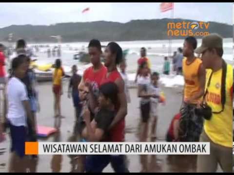 Belasan Wisatawan Selamat Dari Amukan Ombak