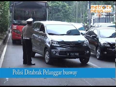Hindari Tilang Jalur Busway, Mobil Pribadi Tabrak Polisi