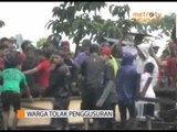 Tolak Pengusuran, Warga Hadang Satpol PP