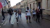 Manifestants et street medics s'amusent pendant l'acte XVIII