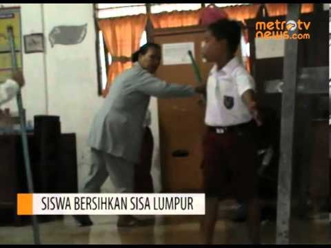 Pelajar Bersihkan Kelas Yang Tergenang Lumpur