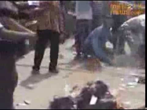 Warga Protes Jembatan Ambrol