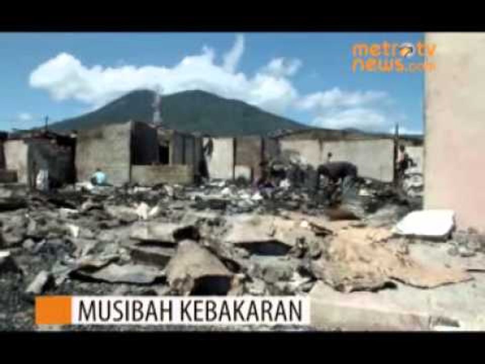 Warga Robohkan Bangunan Sisa Kebakaran